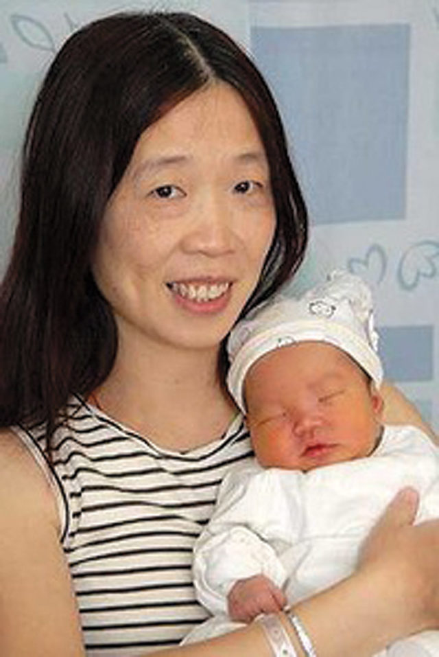 Charlotte Chou with her son. Source: Aboluowang.com