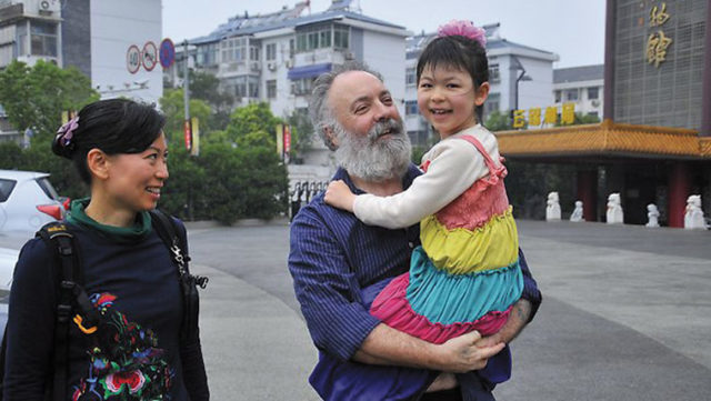 Carl Mather with his wife and daughter. Photo: Du Wenshuang