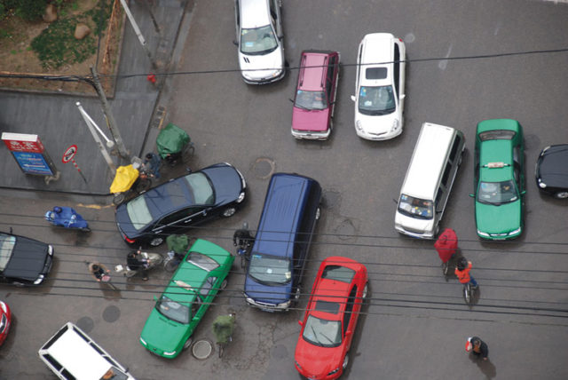 Without lines or traffic lights, a variety of vehicles jammed in the middle of the street. Photo: Let Ideas Compete