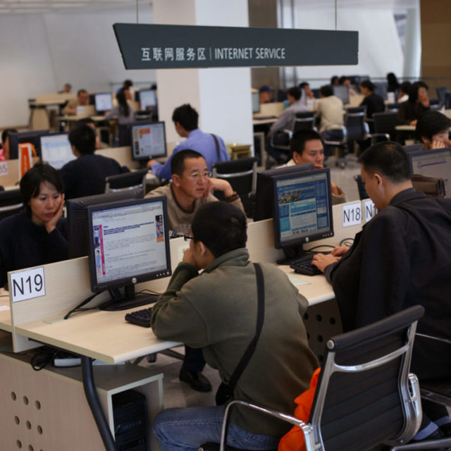 Internet users at a public library in Shenzhen. Photo: Robert Scoble