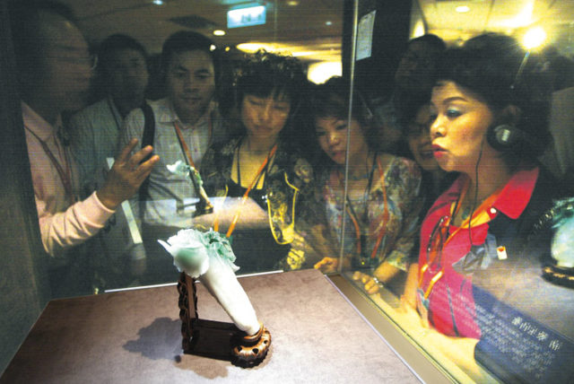 Tourists looking at the famed Jadeite Cabbage, Taipei Palace Museum. Source: ImagineChina