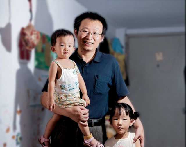 Yang Zhizhu with his daughters. Source: Southern Metropolis Weekly