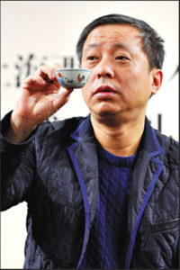 Billionaire Liu Yiqian bought a Ming-dynasty teacup with twenty-four swipes of his Amex card in 2014 Source: bendijin.net