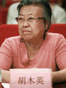 'It is for real now! The breeze is blowing away the evil air,' said Hu Muying when she convened The Children of Yan'an at Spring Festival in 2014. Hu Muying is the daughter of the late Hu Qiaomu, a former politburo member and writer who served both Mao Zedong and Deng Xiaoping Photo dvpd.com.cn