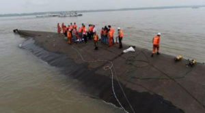 Rescue workers on the sunken cruise ship, the Eastern Star Source: img5.imgtn.bdimg.com